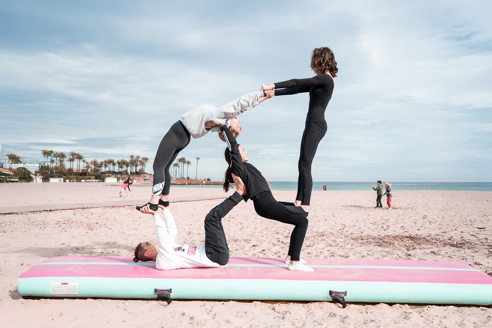 Alumno de Indomove Academy haciendo una acrobacia junto a un barco