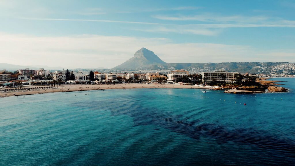 Playa del Arenal y Montgó desde dron en Indomove Academy