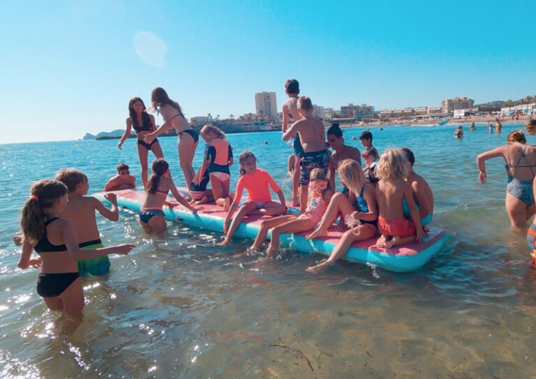 Alumno de Indomove Academy haciendo una acrobacia junto a un barco